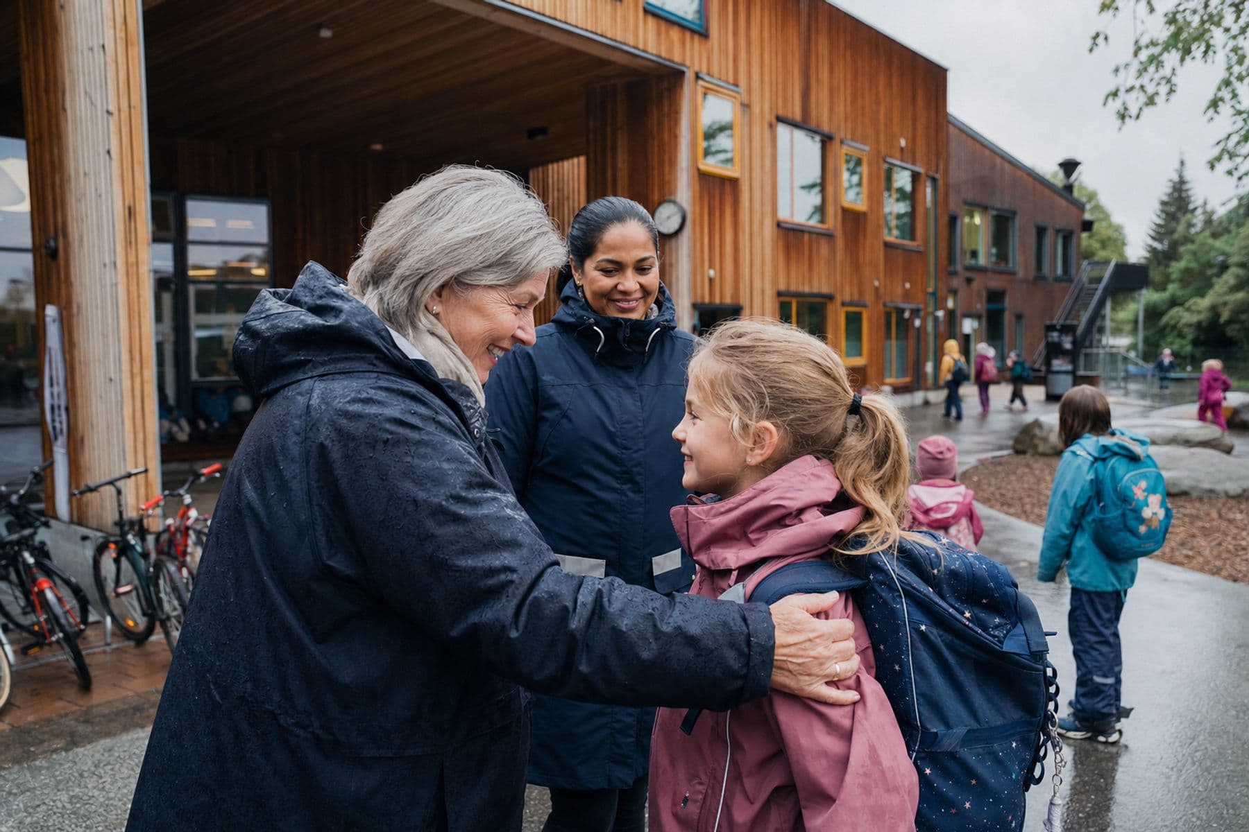 En bestemor henter et barn mens en SFO-ansatt følger overleveringen ved en norsk barneskole.